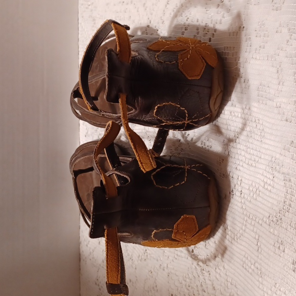 Merrell Sandles - Picture 4 of 5
